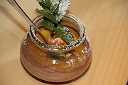Schokoladen-Tonkabohnenmousse auf Orangen-Mandelsalat